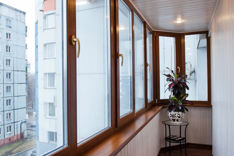 Сколько стоит остеклить балкон в Москве